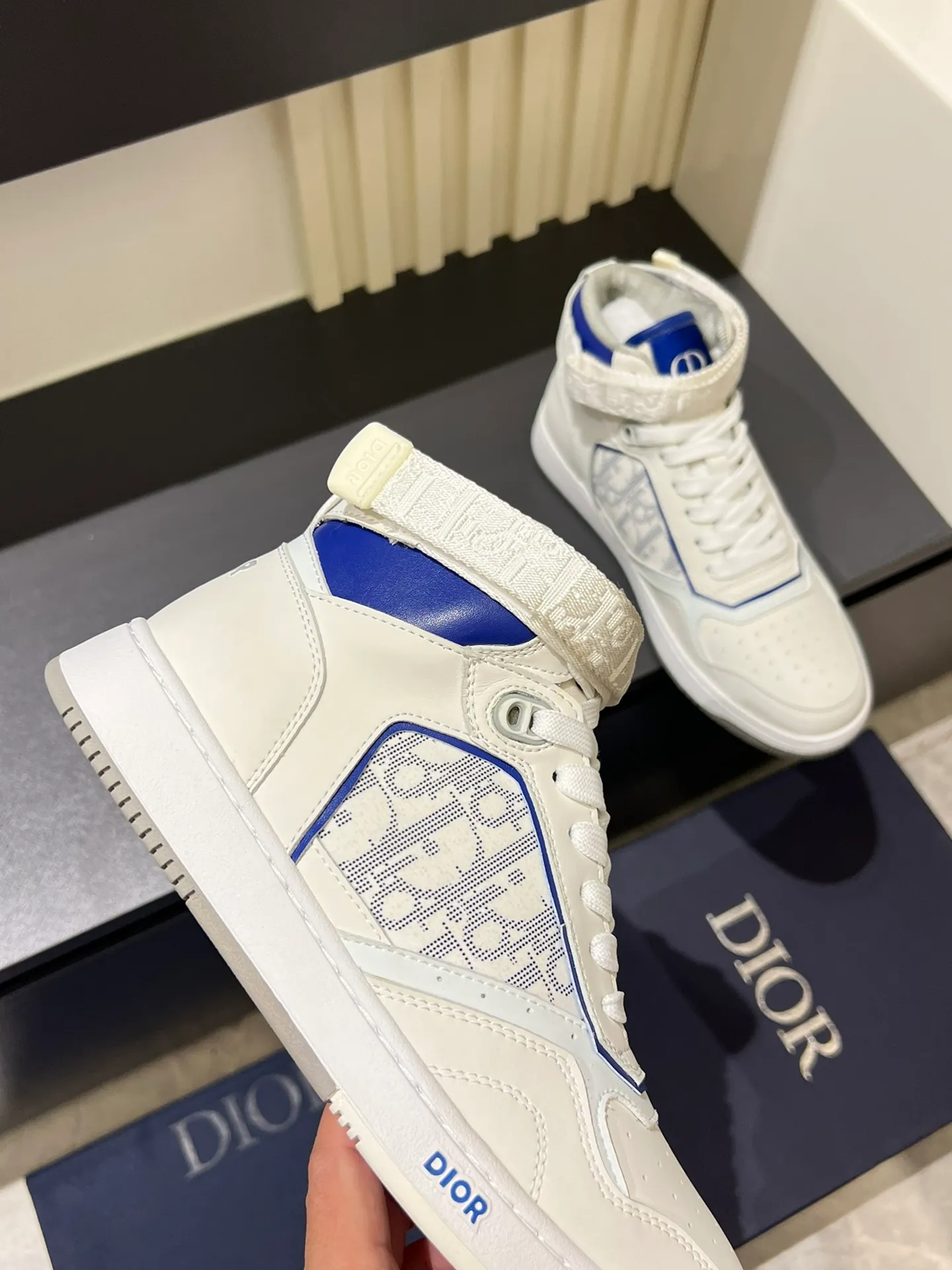 Men's shoes 💰p460 "Dio*" mid-top B27 casual sneakers. This B27 high-top sneaker is a new product in the series and continues Di*r's classic style. Crafted from gray and white smooth calf leather with beige and black Oblique print panels on the sides. The "CD Icon" shaped shoelace eyelets are clever and delicate, and the two-color rubber sole, rear collar and heel are all equipped with the brand's iconic details to enhance the style. Oblique printed straps at the ankle allow for an adjustable fit to complement the overall design. Fashionable and versatile, it can complement any look. Create an exquisite design with unique dynamic vitality and modern atmosphere, presented in low-top and high-top styles. This new must-have shoe adds a new dimension to Dior's archive heritage, embodying modern elegance. Purchase the original version and make it 1:1. If you need top quality, please come to me! Male 38-44!